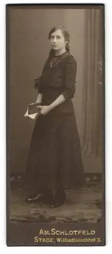 Fotografie Am. Schlotfeld, Stade, junges Mädchen im schwarzen Kleid mit geflochtenem Zopf