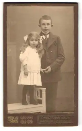 Fotografie Georg Gronemann, Walsrode, grosser Bruder nebst seiner kleine Schwester mit Locken und Haarschleife