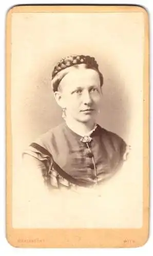 Fotografie Mahlknecht, Wien, Frau um Kleid mit hochgesteckte geflochtenen Haaren