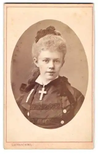 Fotografie Lafranchini, Wien, junge Frau mit zurückgebundenen Haaren samt Haarschleife, Kruzifix