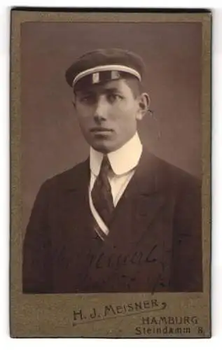 Fotografie H. J. Meisner, Hamburg, Student Willy Beinert im Anzug mit Couleur und Schirmmütze, 1920