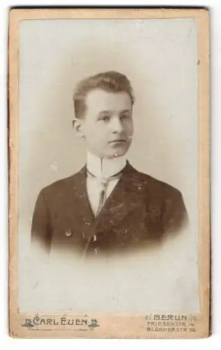 Fotografie Carl Euen, Berlin, junger Mann als Unterprimaner im Anzug mit Schlips, 1904