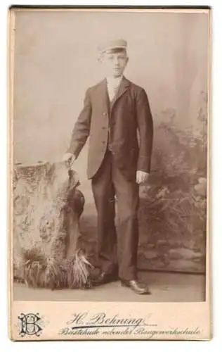 Fotografie H. Behning, Buxtehude, Portrait junger Knabe als Pennäler im Anzug mit Schirmmütze