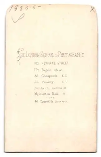 Fotografie London School of Photography, London, älterer Herr im Anzug mit Schirm in einer Studiokulisse