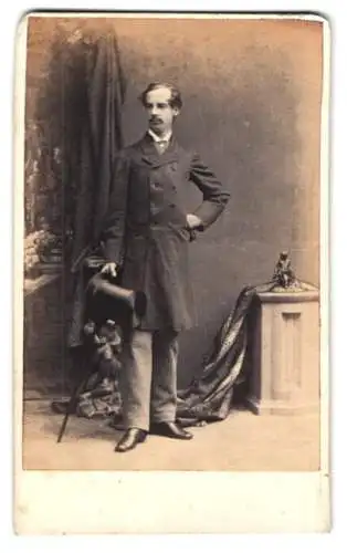 Fotografie John Chancellor, Dublin, 55 Sackville St., junger Engländer im Anzug mit Zylinder und Flanierstock