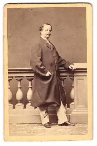 Fotografie J. Albert, München, Herr Philipp Gradinger im langen Mantel mit Mustasch