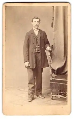 Fotografie B. Wünning & Co., Hannover, junger Mann im Anzug mit Weste