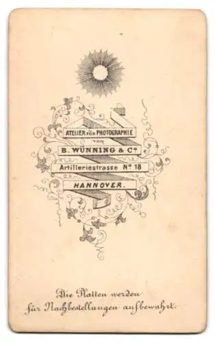 Fotografie B. Wünning & Co., Hannover, junger Mann im Anzug mit Weste