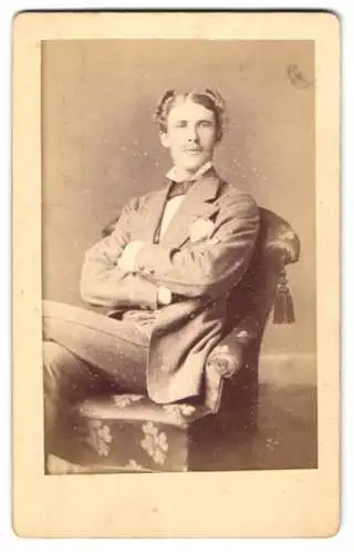Fotografie Th. Möller, Stralsund, junger Mann im Anzug mit gestylten Haaren