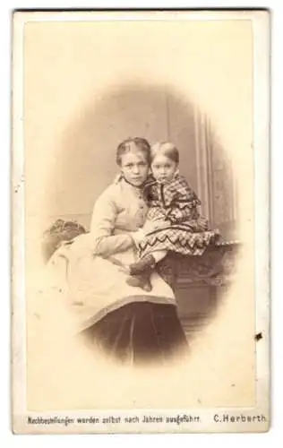 Fotografie C. Herberth, Wien, grosse Schwester nebst ihrer kleinen Schwester im karierten Kleid