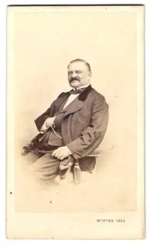 Fotografie M. L. Winter, Prag, Herr im Anzug mit Fliege und Mustasch