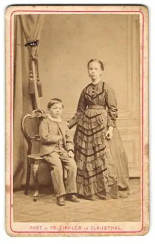 Fotografie Fr. Zirkler, Clausthal, junger Knabe im Anzug nebst seiner grosse Schwester im verzierten Kleid