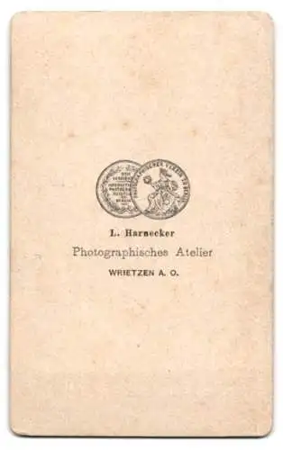 Fotografie L. Harnecker, Wrietzen a. O., Herr im Mantel mit heller Hose