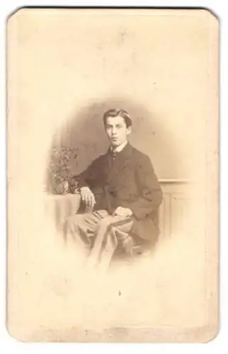 Fotografie Alfred Helm, Leipzig, Poststr. 12, junger Mann im Anzug mit gestreifter Hose