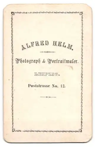 Fotografie Alfred Helm, Leipzig, Poststr. 12, junger Mann im Anzug mit gestreifter Hose