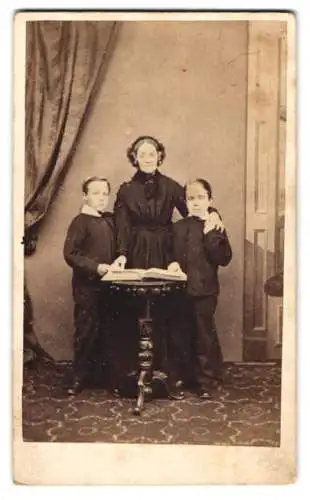 Fotografie Edwin Cocking, Peckham, englische Grossmutter mit ihren beiden Enkelsöhnen im Atelier