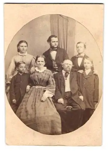Fotografie unbekannter Fotograf und Ort, Grosseltern mit ihren Kindern und Enkelkindern im Atelier, Familienportrait