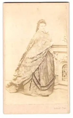 Fotografie Adolf Ost, Stadt, korpulente Dame im weiten Kleid mit gemustertem Umhang