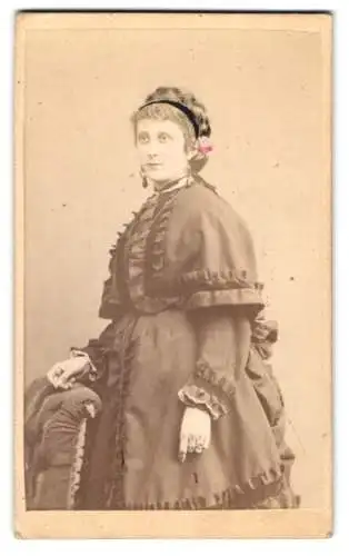 Fotografie Heinr. Harmsen, Wien, junge Dame im dunklen Kleid mit Haarreifen, Handkoloriert