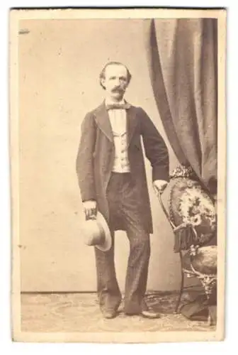 Fotografie Max Halbreiter, Wien, Herr im Anzug mit karierter Hose und Sommerhut, Mustascht