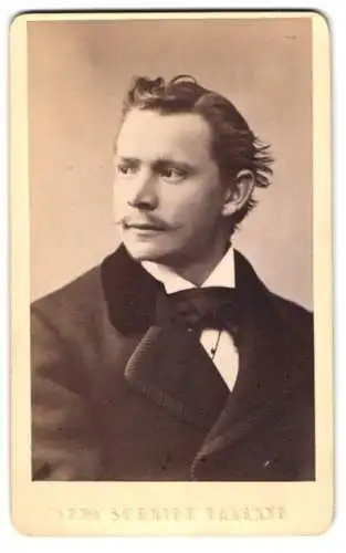 Fotografie Otto Schmidt, Tharand, junger Mann im Anzug mit Fliege und Mustasch