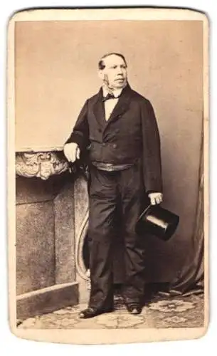 Fotografie unbekannter Fotograf und Ort, Portrait Herr Carl W. Zeller im Anzug mit Zylinder und Koteletten