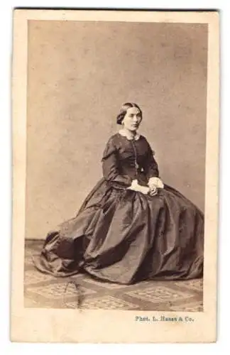 Fotografie L. Haase & Co., Berlin, junge Frau im reifrock Kleid mit Rüschenkragen