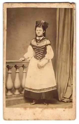 Fotografie Hermann Ramm, Hannover, Cellerstr. 146, Frau Ella Seidel im Trachtenkleid