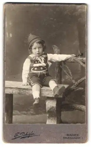 Fotografie E. Schöfer, Baden, Pfarrgasse 1, kleines Kind in Tracht mit Mütze