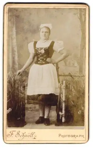 Fotografie F. Schnell, Waidhofen a. Ybbs, junge Frau im Trachtenkleid posiert in einer Studiokulisse