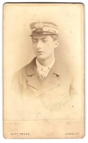 Fotografie Alf. Freke, Cardiff, Waliser Binnenschiffer in Uniform mit Mütze