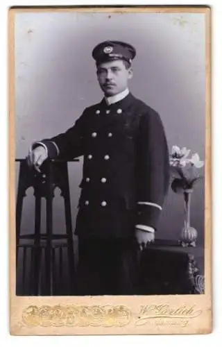 Fotografie Wilh. Gerlich, Hamburg, Hamburger Binnenschiffer in Uniform mit Mütze