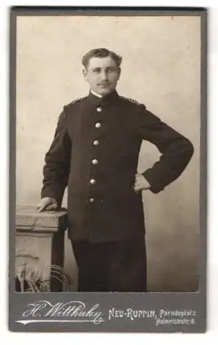 Fotografie H. Witthuhn, Neu-Ruppin, junger Beamter August in Uniform