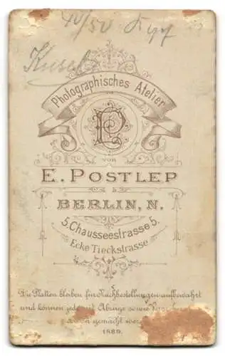 Fotografie E. Postlep, Berlin, Chausseestr. 5, Ulan Kusel in Uniform mit Säbel und Tschapka auf dem Tisch