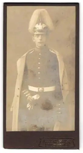 Fotografie H. Leske, Berlin-Spandau, spandauer Soldat in Gardeuniform mit Pickelhaube Rosshaarbusch und Uniformmantel