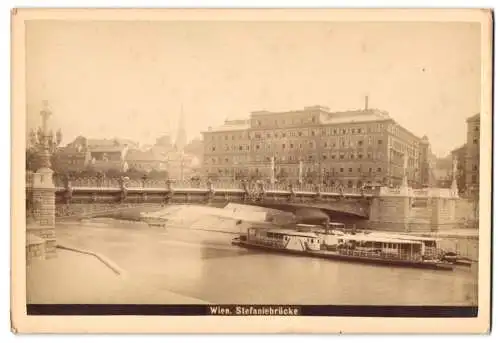 Fotografie unbekannter Fotograf, Ansicht Wien, Raddampfer an der Stefaniebrücke, Blick in die Stadt