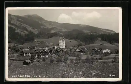 AK Hopfgarten, Ortsansicht mit prominenter Kirche und Blick auf die Hohe Salve