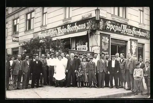 Foto-AK Wien, Spezialitäten Wein- u. Bierhaus Anton Weghuber, Hellwagstrasse /Allerheiligenplatz