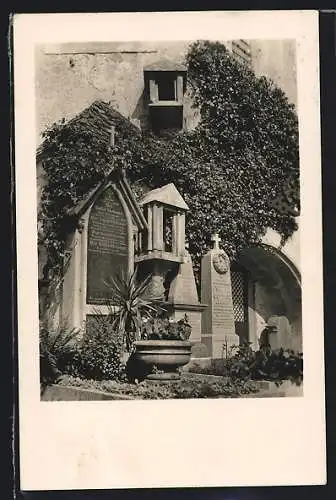 AK Hallstatt, Steinerne Lichthäuschen und Eingang zum Beinhaus der Michaelskirche