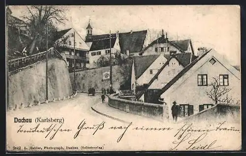 AK Dachau, Karlsberg, Strassenpartie mit Mauer