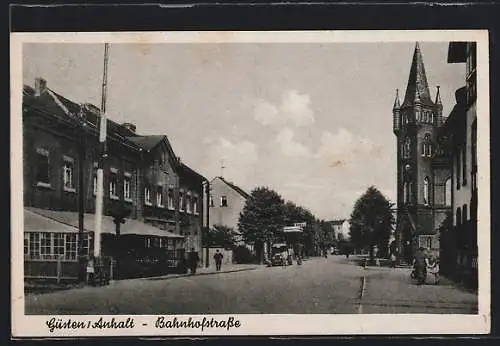 AK Güsten /Anhalt, Bahnhofstrasse mit Shell-Tankstelle