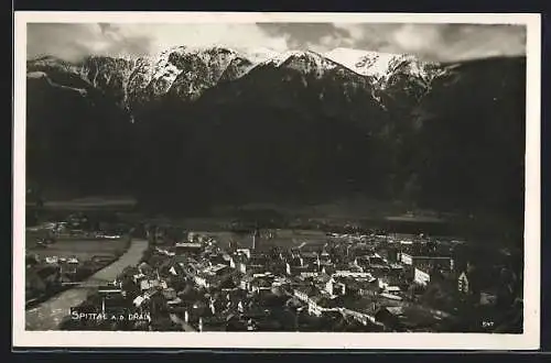 AK Spittal a. d. Drau, Ortsansicht mit Fluss vor Bergen