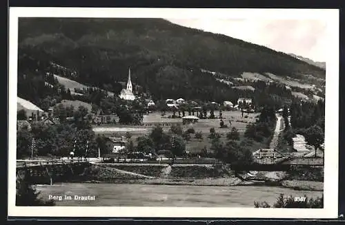 AK Berg im Drautal, Blick vom Flussufer zum Ort