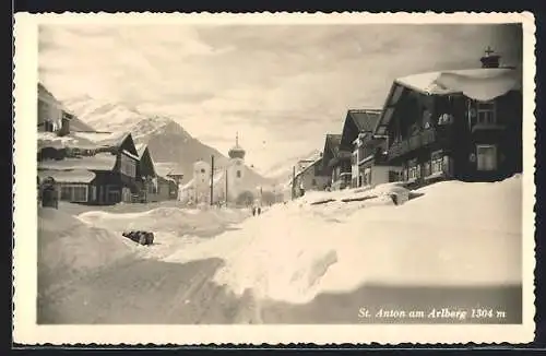 AK St. Anton am Arlberg, Strassenpartie im Schnee