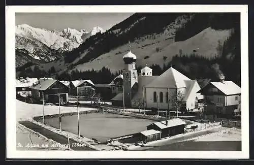 AK St. Anton a. Arlberg, Teilansicht mit Sportplatz im Winter