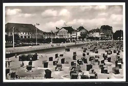 AK Travemünde, Badestrand, Ortsansicht mit Strandpromenade und Strandkörben