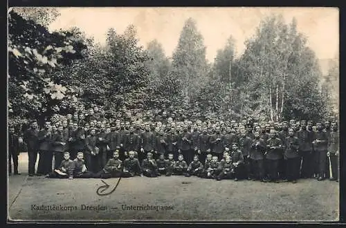 AK Dresden, Gruppenbild des Kadettenkorps bei der Unterrichtspause