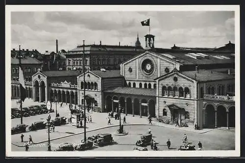 AK München, Der Hauptbahnhof mit parkenden Autos davor