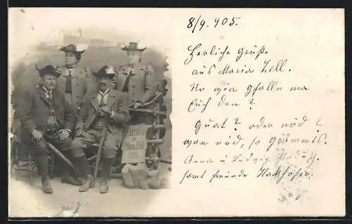 Foto-AK Mariazell, Zwei Besucherpaare vor Ortskulisse, 1905