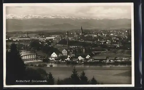 AK Knittelfeld /Steiermark, Gesamtansicht mit Fluss gegen die Berge